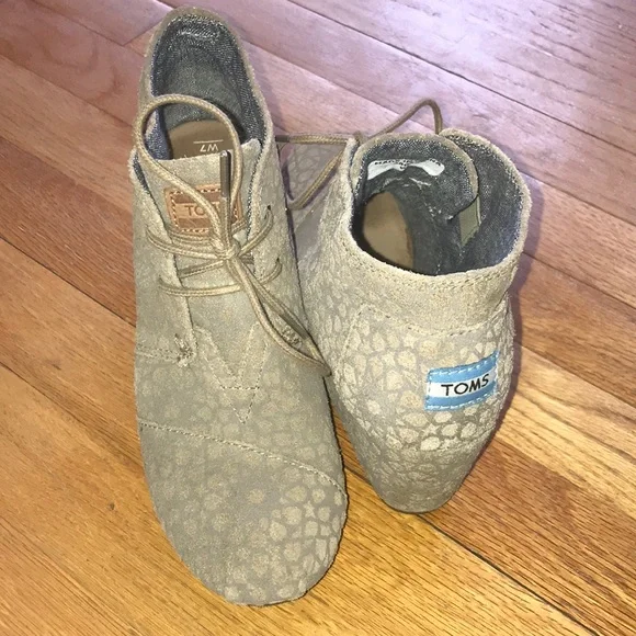 Toms Taupe Moroccan Desert Wedge - Picture 2 of 10
